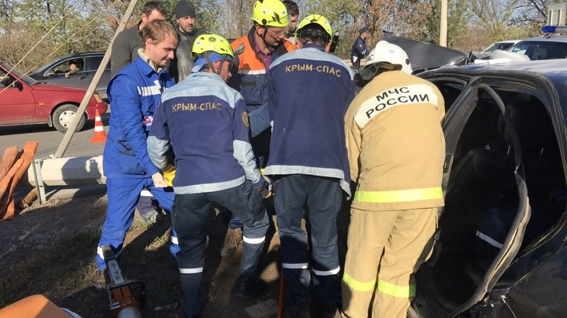 На трассе в Крыму 18-летний парень изуродовал «Мерседес» На трассе в Крыму 18-летний парень изуродовал «Мерседес»
