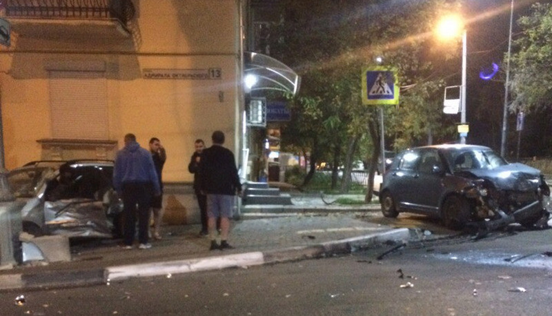 В Севастополе на рассвете разбились две иномарки В Севастополе на рассвете разбились две иномарки