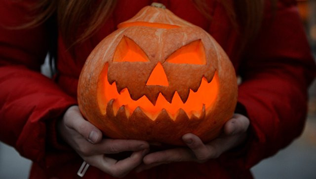 ForPost - Новости : В США девочку обвинили в подкладывании игл в конфеты на Хеллоуин