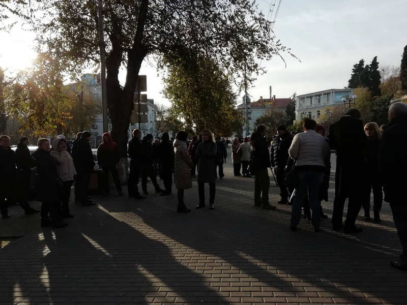 ForPost - Новости : Севастопольцы вышли на улицы защищать Матросский бульвар 