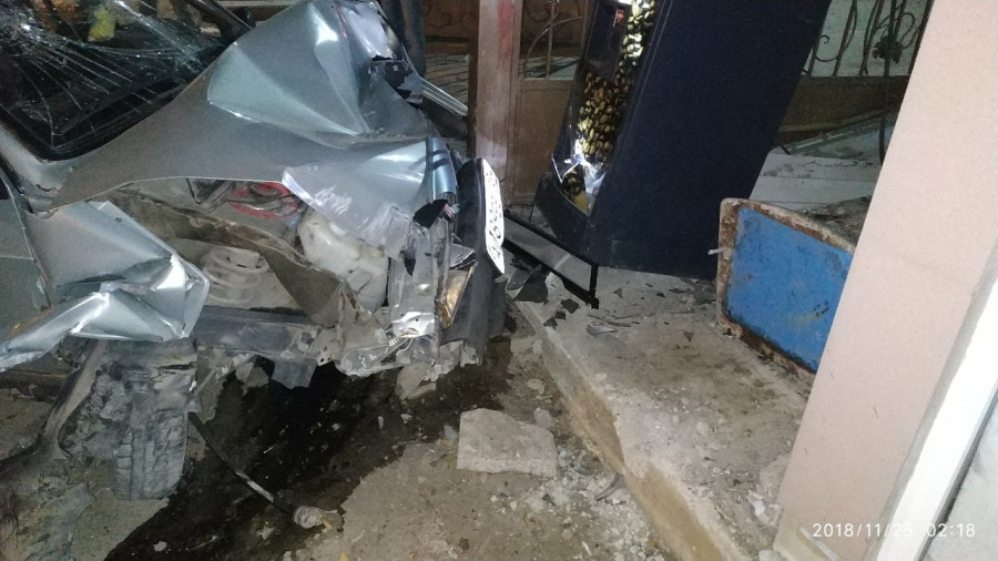 В Севастополе водитель расплющил автомобиль о ворота рынка В Севастополе водитель расплющил автомобиль о ворота рынка