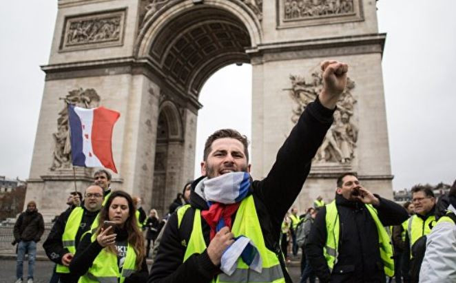 Во Франции более 100 тысяч человек приняли участие в акциях протеста Во Франции более 100 тысяч человек приняли участие в акциях протеста