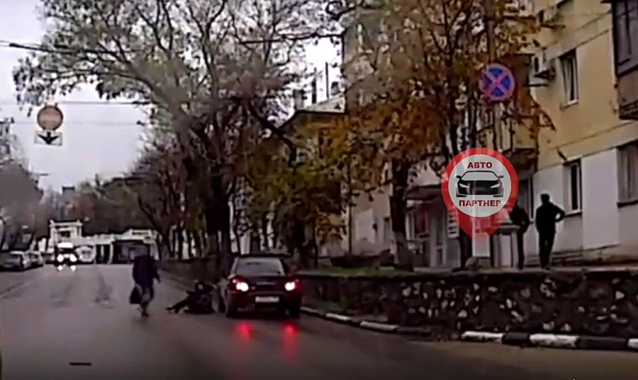 В Севастополе женщина бросилась под машину В Севастополе женщина бросилась под машину