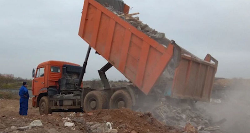 ForPost - Новости : Средь бела дня в Севастополе появилась мусорная свалка