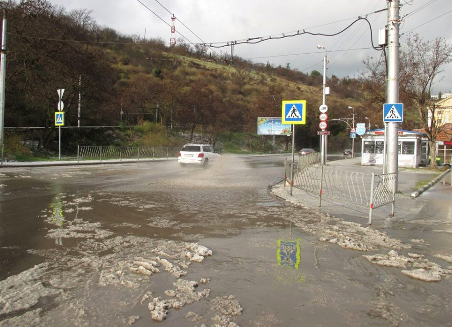 ForPost - Новости : Фотофакт: Дороги без ливнёвок становятся новой реальностью Севастополя