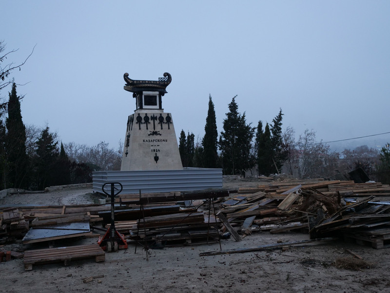 Памятный знак в конце матросского бульвара. Памятник Казарскому в Севастополе. Памятник бригу Меркурий в Севастополе. Памятник бригу Меркурию. Матросский парк Севастополь.