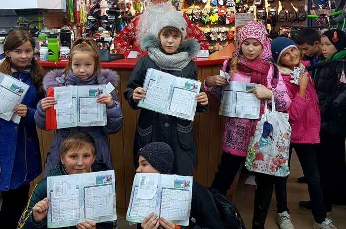 ForPost - Новости : Дед Мороз раздает наклейки за «пятерки» в дневнике! 