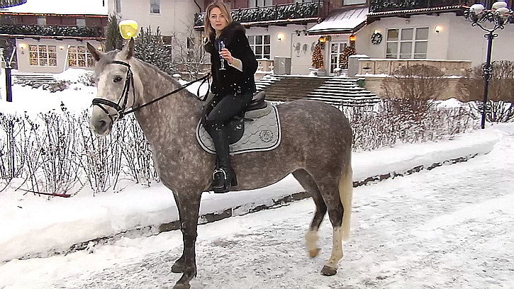 Наталья Поклонская верхом на коне поздравила россиян с Новым годом