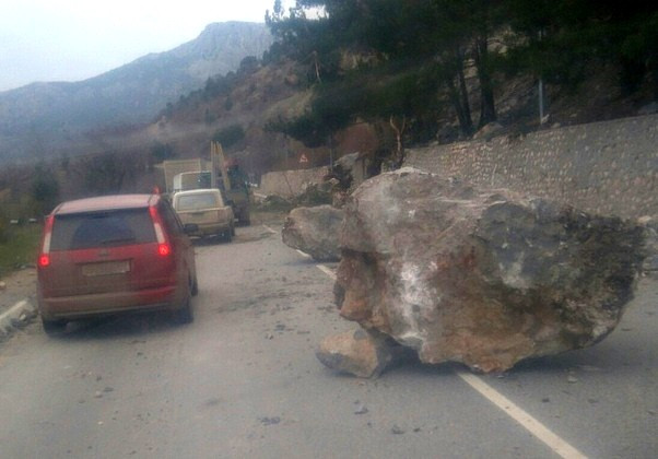 Под Севастополем произошел камнепад на трассе Под Севастополем произошел камнепад на трассе