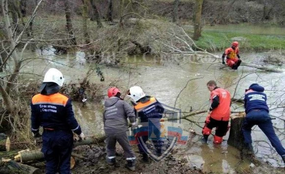 Севастопольские спасатели достали автомобиль из Чёрной речки Севастопольские спасатели достали автомобиль из Чёрной речки