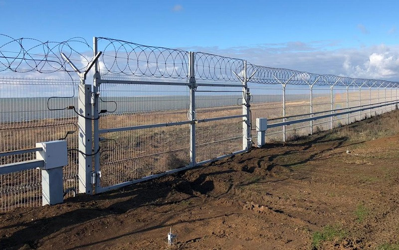 На Украине растерялись из-за забора на границе в Крыму На Украине растерялись из-за забора на границе в Крыму