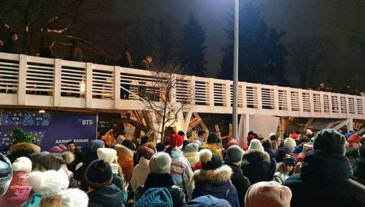 В московском Парке Горького обрушился мост. Есть пострадавшие В московском Парке Горького обрушился мост. Есть пострадавшие