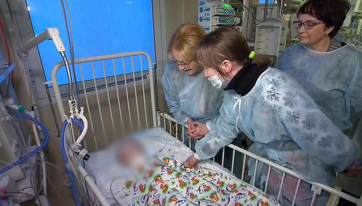 Рождественское чудо: спасенный из-под завалов малыш пришел в себя Рождественское чудо: спасенный из-под завалов малыш пришел в себя