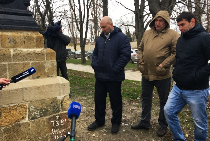 ForPost - Новости : Чиновник устроил реставраторам сквера у Владимирского собора показательную порку 