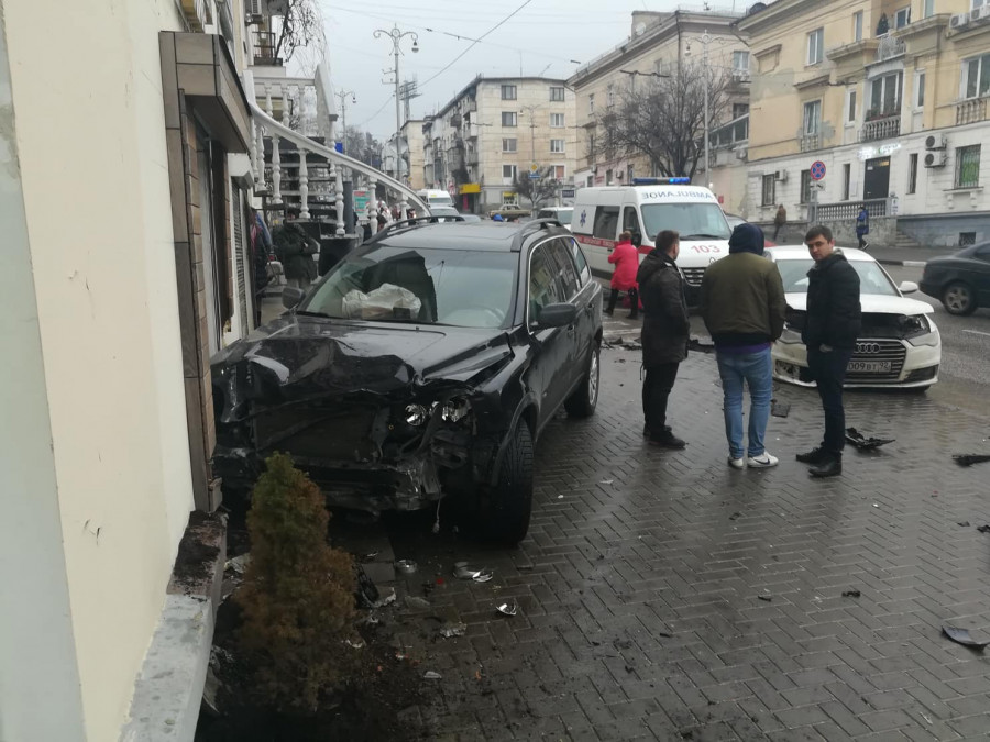 ForPost - Новости : В Севастополе автомобиль протаранил двери магазина