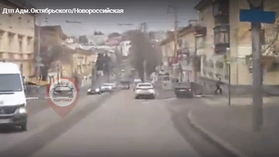 ForPost - Новости : Вылетел на тротуар и сбил человека: страшное ДТП в Севастополе попало на видео 