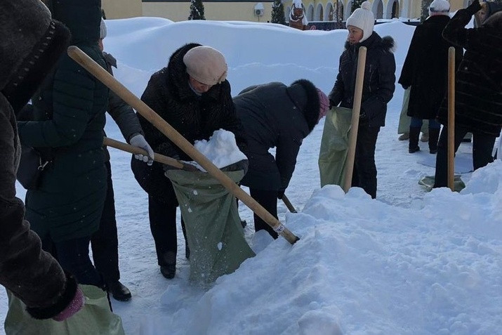 ForPost - Новости : В Саратове уволили чиновницу, отправившую учителей убирать снег в мороз