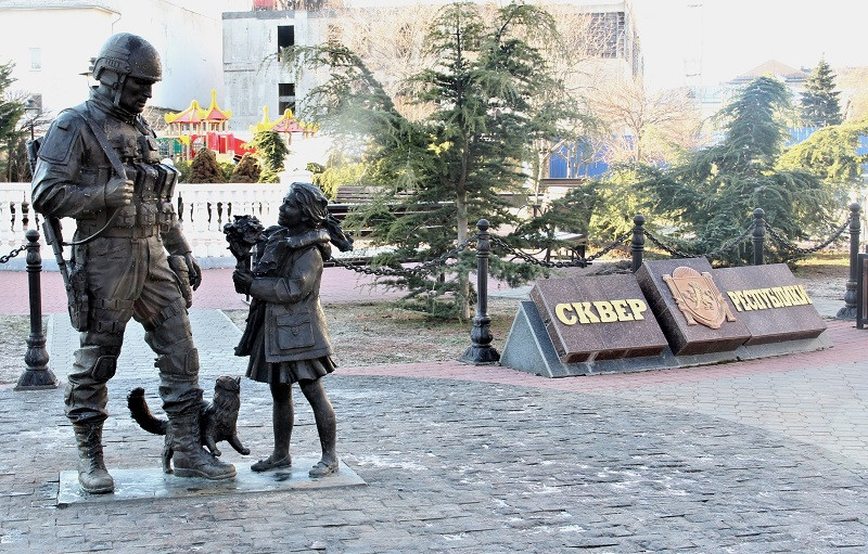 ForPost - Новости : За нападение на памятник Вежливым людям в Крыму могут возбудить уголовное дело