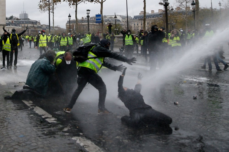 ForPost - Новости : В протестных акциях в Париже участвовали 4000 "желтых жилетов"