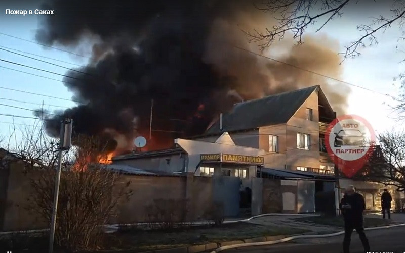 ForPost - Новости : Сильный пожар охватил магазин и дома в Саках