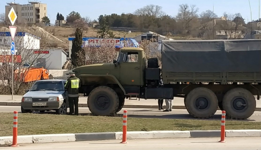 ForPost - Новости : В Севастополе военный грузовик врезался в «девятку»