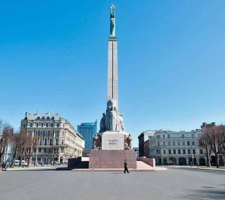 ForPost - Новости : Двое американских военных справляли малую нужду на главный монумент Латвии