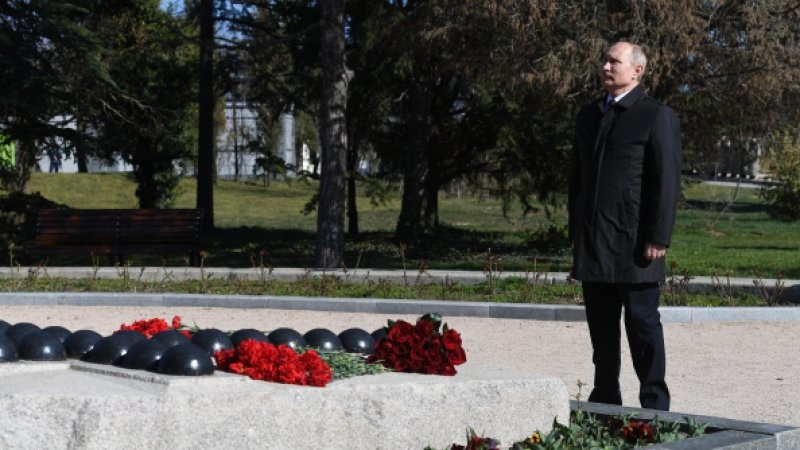 ForPost - Новости : Путин возложил цветы к памятнику адмиралу Корнилову в Севастополе