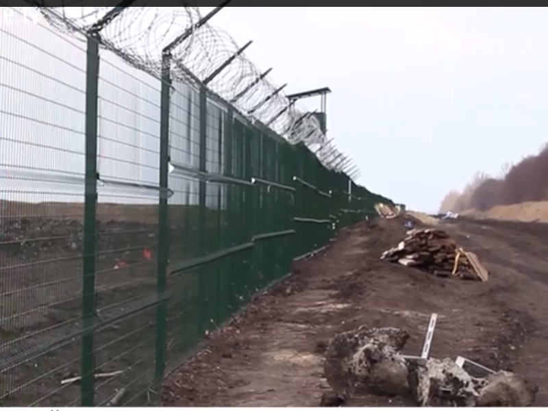 Видео на границе с украиной. Ров Яценюка. Стена Яценюка на границе с Россией. Забор на границе с Украиной. Забор Яценюка между Россией и Украиной.