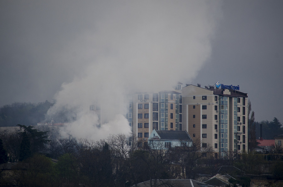 ForPost - Новости : В Севастополе дымовой «столб» напугал горожан