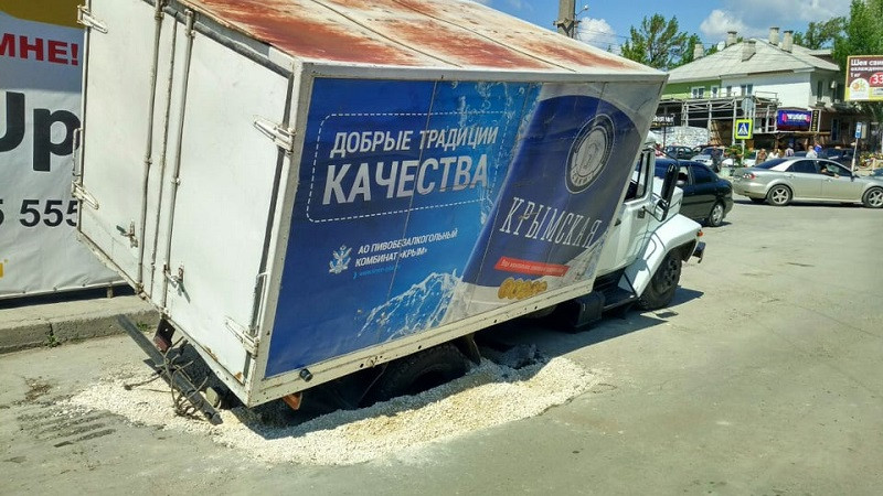 ForPost - Новости : В центре Феодосии грузовик провалился в яму