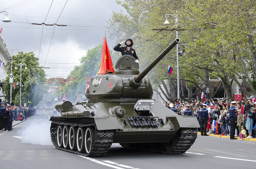 ForPost - Новости : На парад Победы в Севастополе вышли 100 единиц военной техники и легендарные советские машины