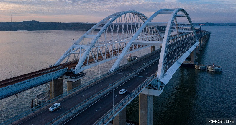 ForPost - Новости : Мост через пролив стал для туристов главным путем в Крым
