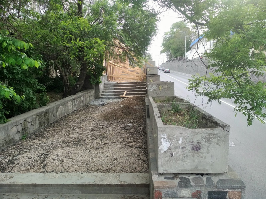 ForPost - Новости : В центре Севастополя скрытно ремонтируют лестницу