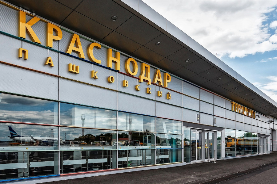 ForPost - Новости : В Краснодаре самолет сел со второго раза, задев хвостом посадочную полосу
