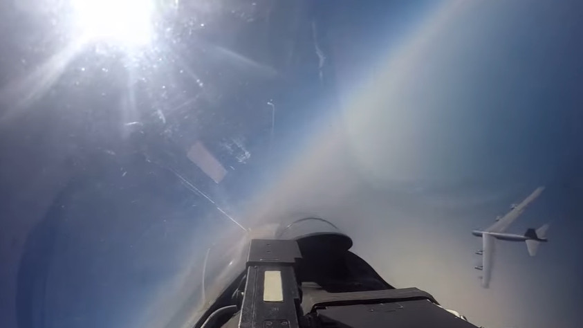 ForPost - Новости : Опубликовано видео перехвата бомбардировщика ВВС США российским Су-27