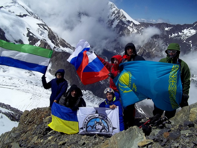 ForPost - Новости : Крымчане установили флаг России на высоте 5 тысяч метров 