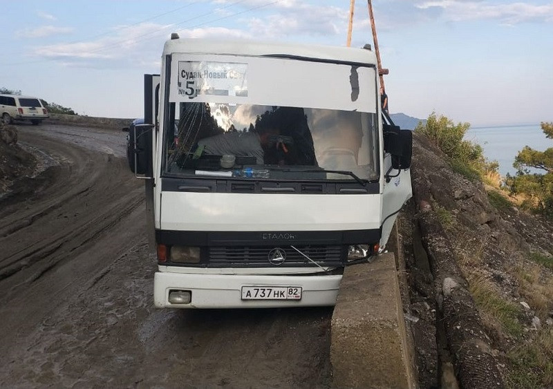 ForPost - Новости : В Судаке автобус с людьми чуть не улетел в пропасть из-за дождей