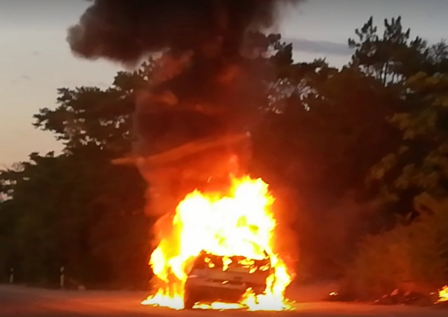 ForPost - Новости : Огненная среда: в Севастополе сгорели два автомобиля 