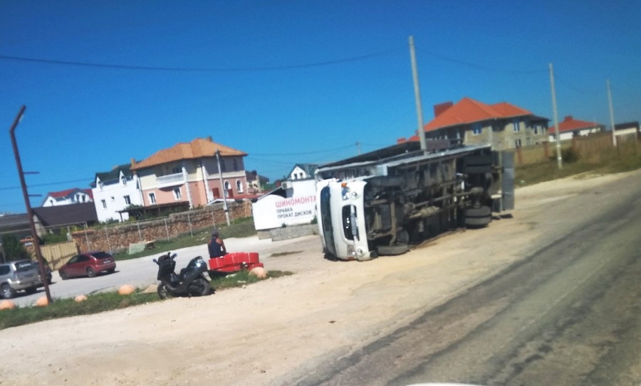 ForPost - Новости : В Севастополе грузовик «прилёг отдохнуть» на обочину 