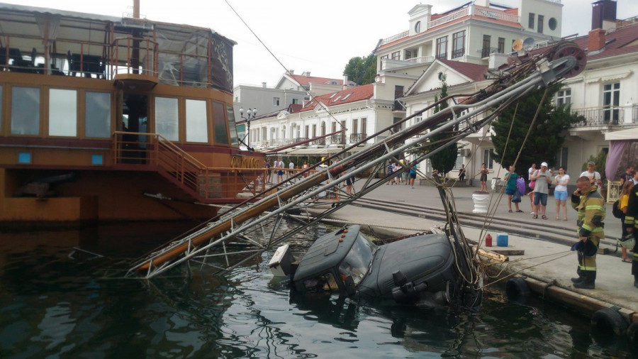 ForPost - Новости : В Севастополе рухнул в море грузовик