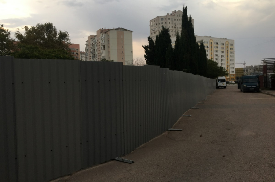 ForPost - Новости : Очередной глухой забор нарушил спокойствие севастопольцев