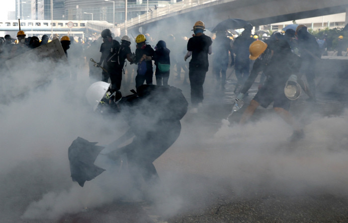 ForPost - Новости : Полиция применила слезоточивый газ против протестующих в Гонконге
