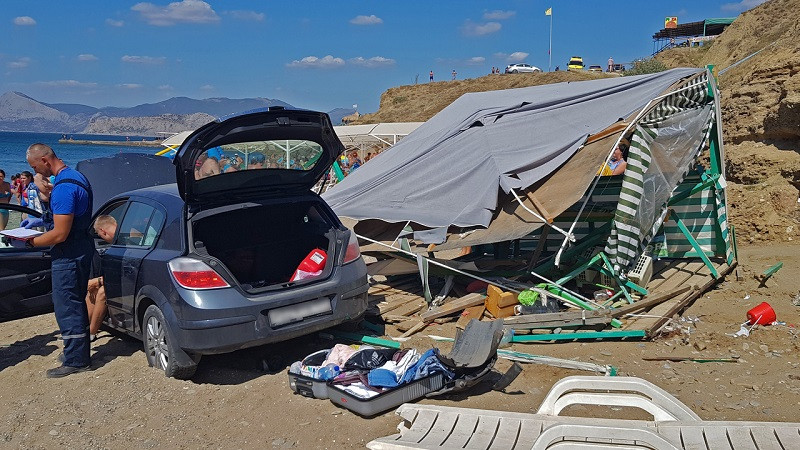 ForPost - Новости : В Крыму автомобиль упал с обрыва на палатку для массажа