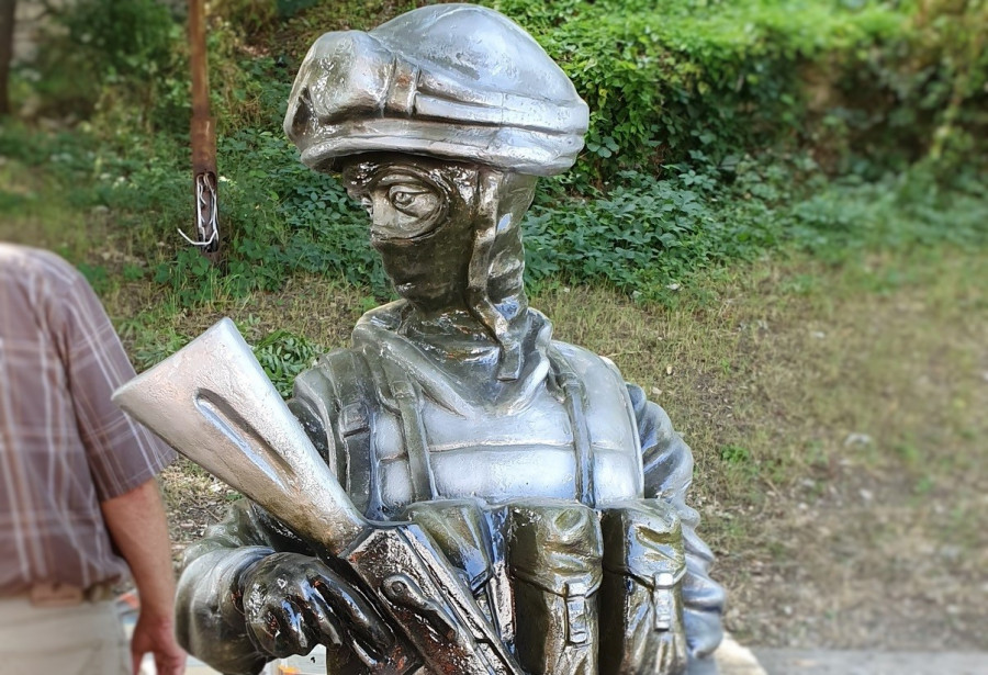 ForPost - Новости : Доморощенный скульптор по заказу чиновника уродует Севастополь