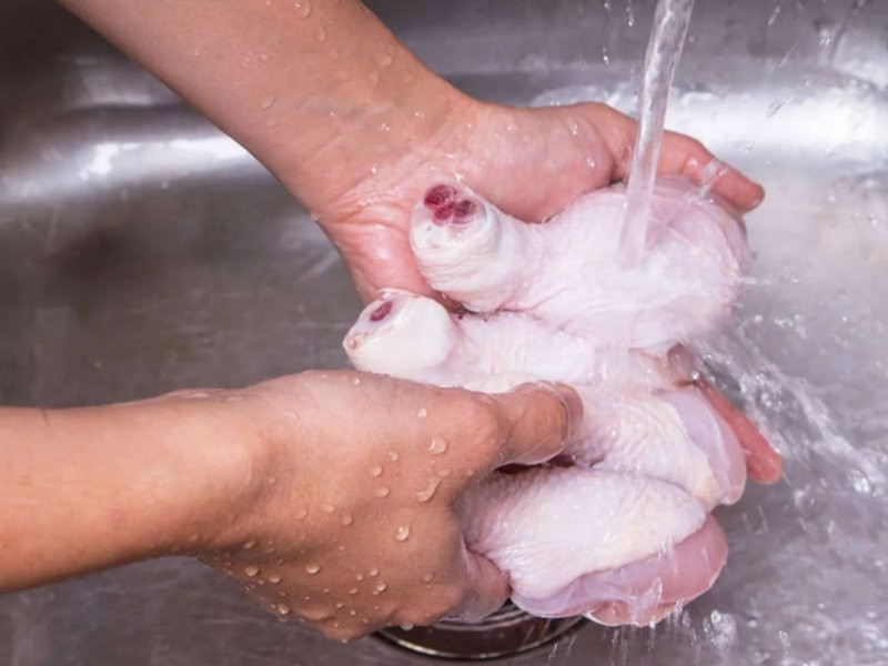 ForPost - Новости : Роскачество посоветовало не мыть курицу, мясо и грибы