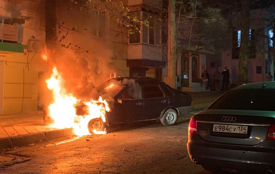 ForPost - Новости : В центре Севастополя сгорел автомобиль 