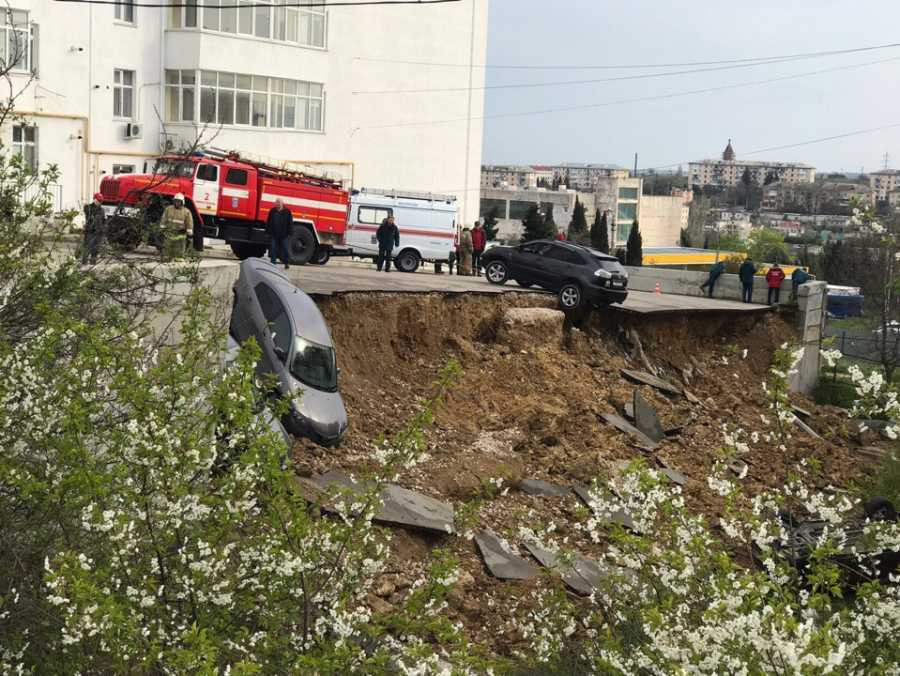 ForPost - Новости : Дому с рухнувшей парковкой в Севастополе поставили диагноз 