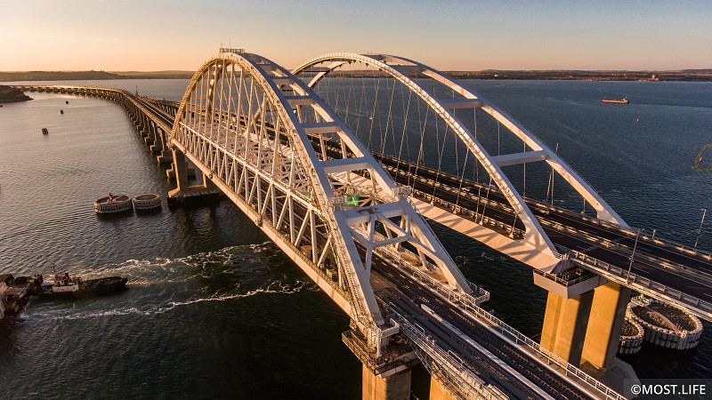 ForPost - Новости : Возле Крымского моста обнаружили несколько авиабомб