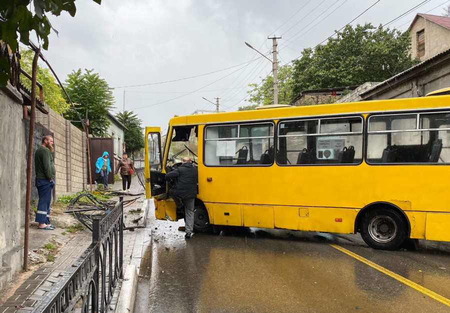 ForPost - Новости : Заблудившийся автобус попал в ДТП и перегородил спуск Котовского 