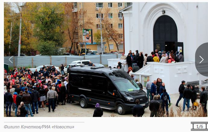 ForPost - Новости : Сотни людей пришли проститься с убитой в Саратове девочкой